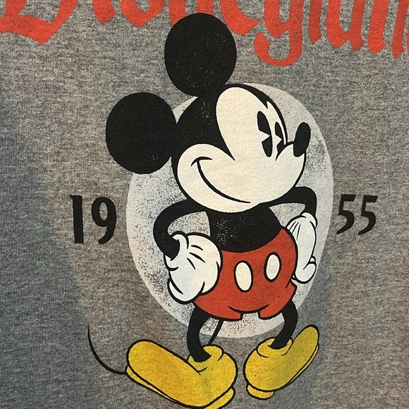 🎄🎄Disneyland crewneck sweater size medium Mickey Mouse - Picture 2 of 4
